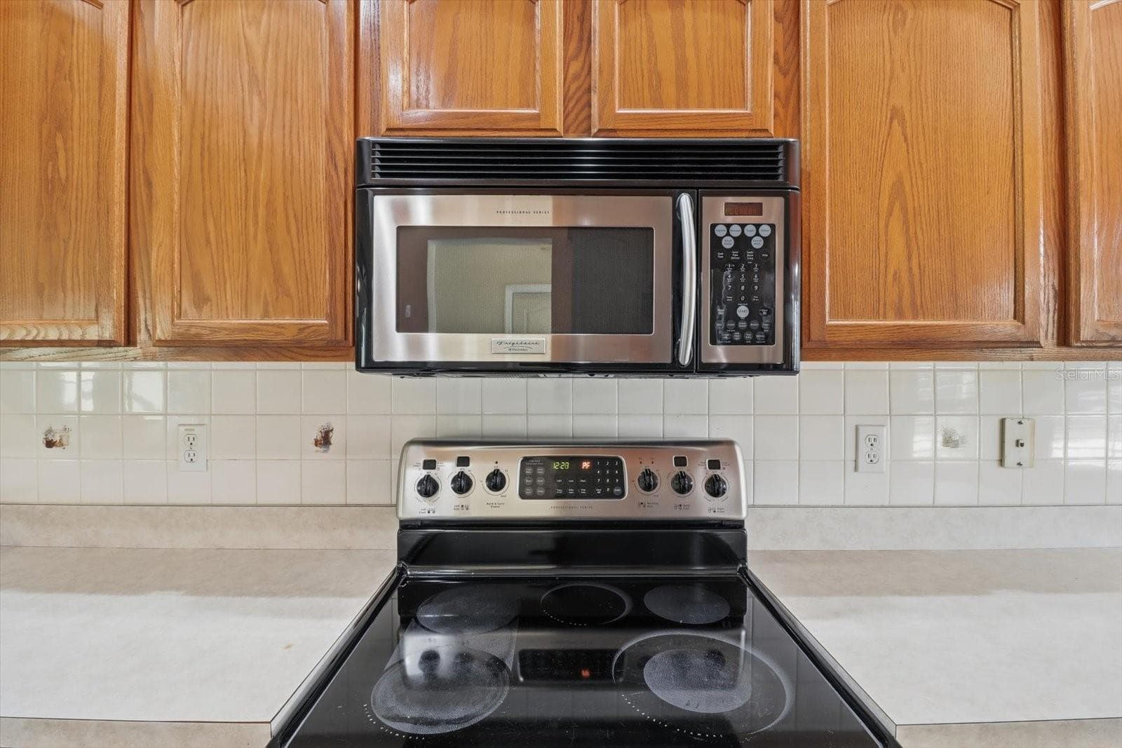 Microwave Over Electric Range - 6301 W GLYNBORNE LOOP, CRYSTAL RIVER