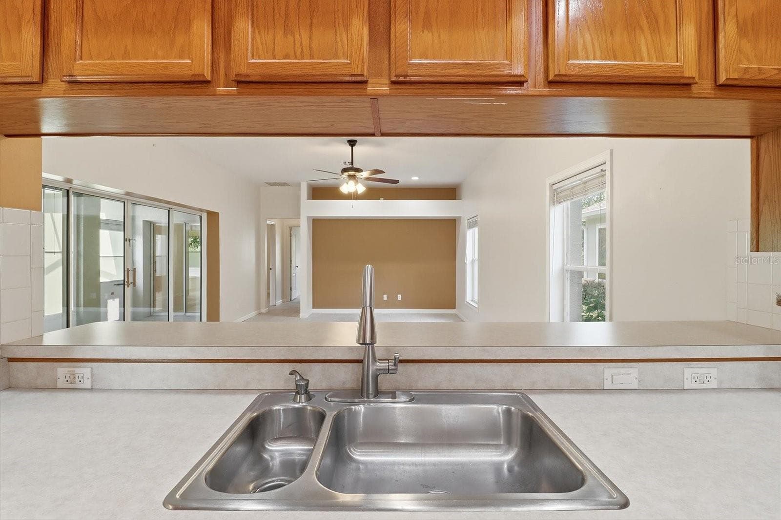Dual Basin Sink Overlooks the Living Room - 6301 W GLYNBORNE LOOP, CRYSTAL RIVER