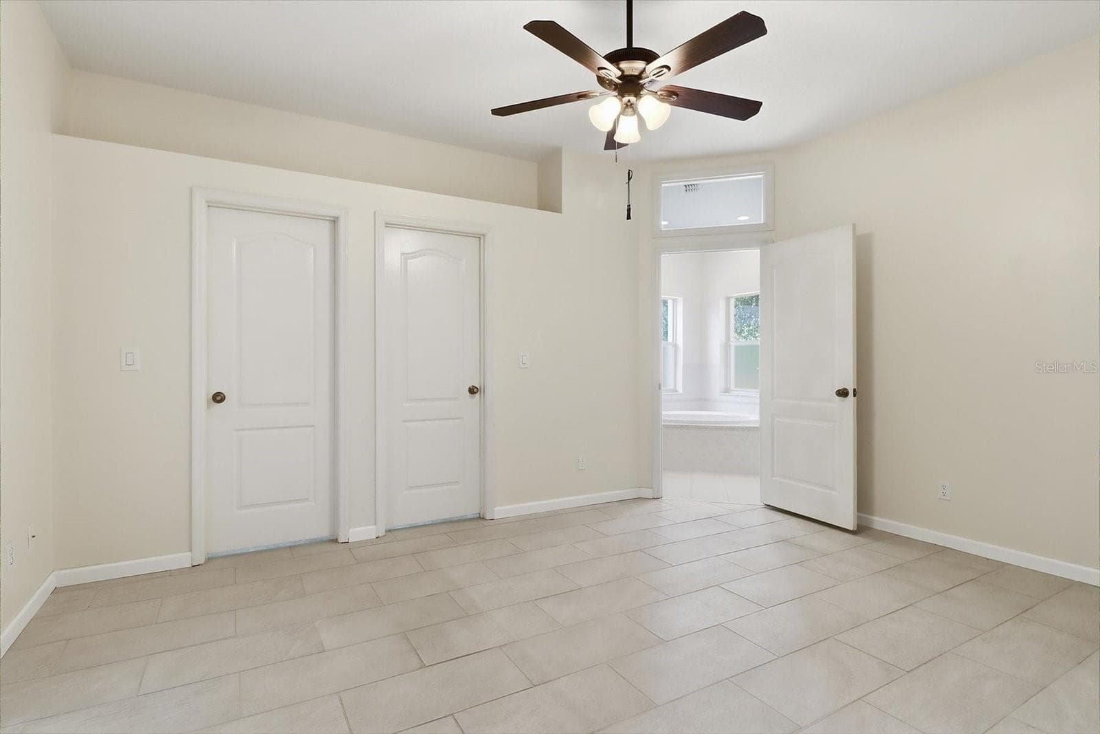 Master Bedroom w/ Slider to the Sunroom, Dual Walk in Closets, Plant Shelf & Ensuite - 6301 W GLYNBORNE LOOP, CRYSTAL RIVER