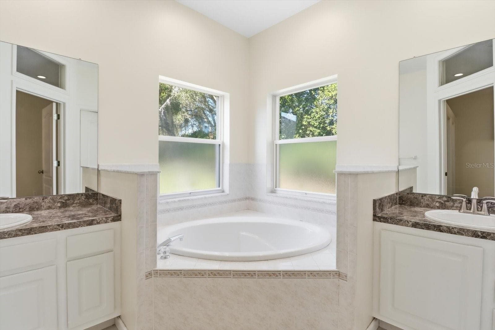 Master Bathroom w/ Dual Sinks, Linen Closet, Separate Soak Tub & Tiled Shower - 6301 W GLYNBORNE LOOP, CRYSTAL RIVER