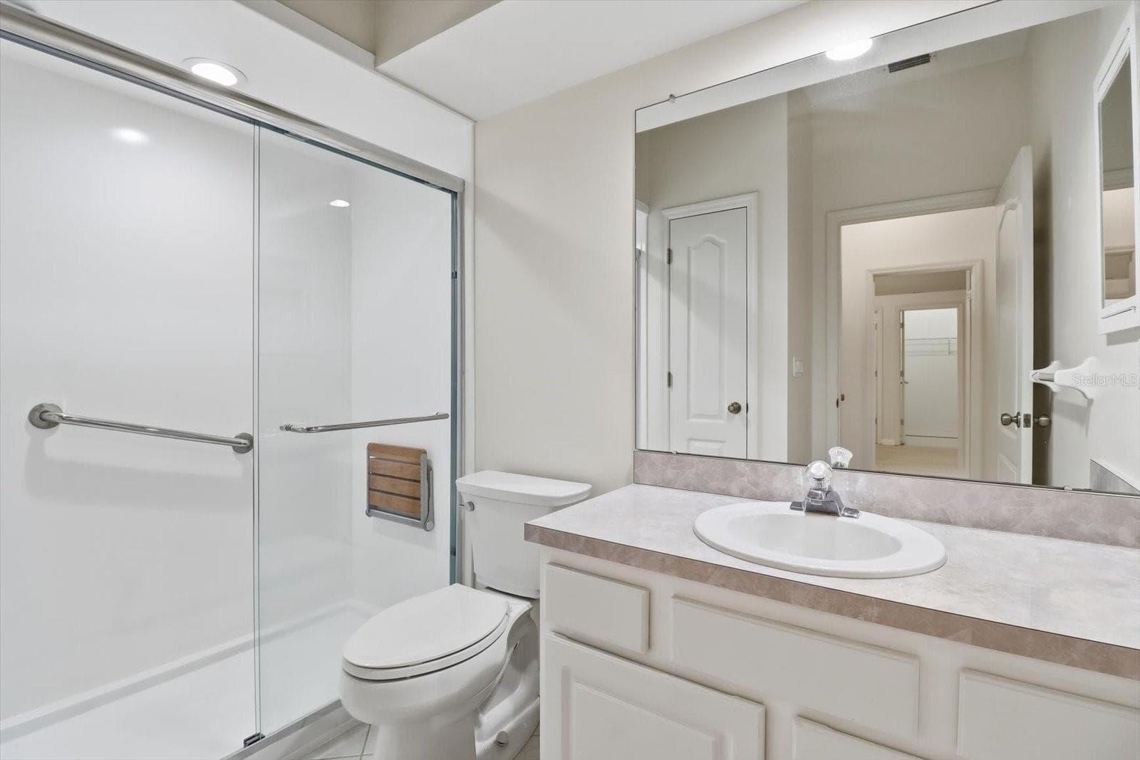 Guest Bathroom... NEW Shower Enclosure w/ Glass Shower Doors - 6301 W GLYNBORNE LOOP, CRYSTAL RIVER