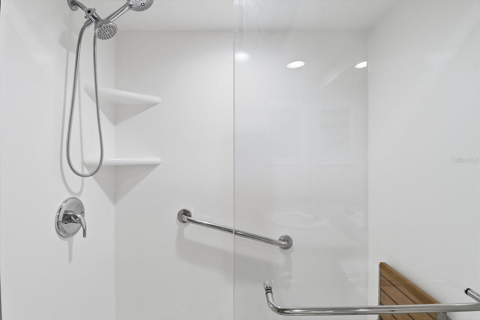 Guest Bathroom... Shower w/ Grab Bar, Corner Shelves & Fold Up Seat - 6301 W GLYNBORNE LOOP, CRYSTAL RIVER