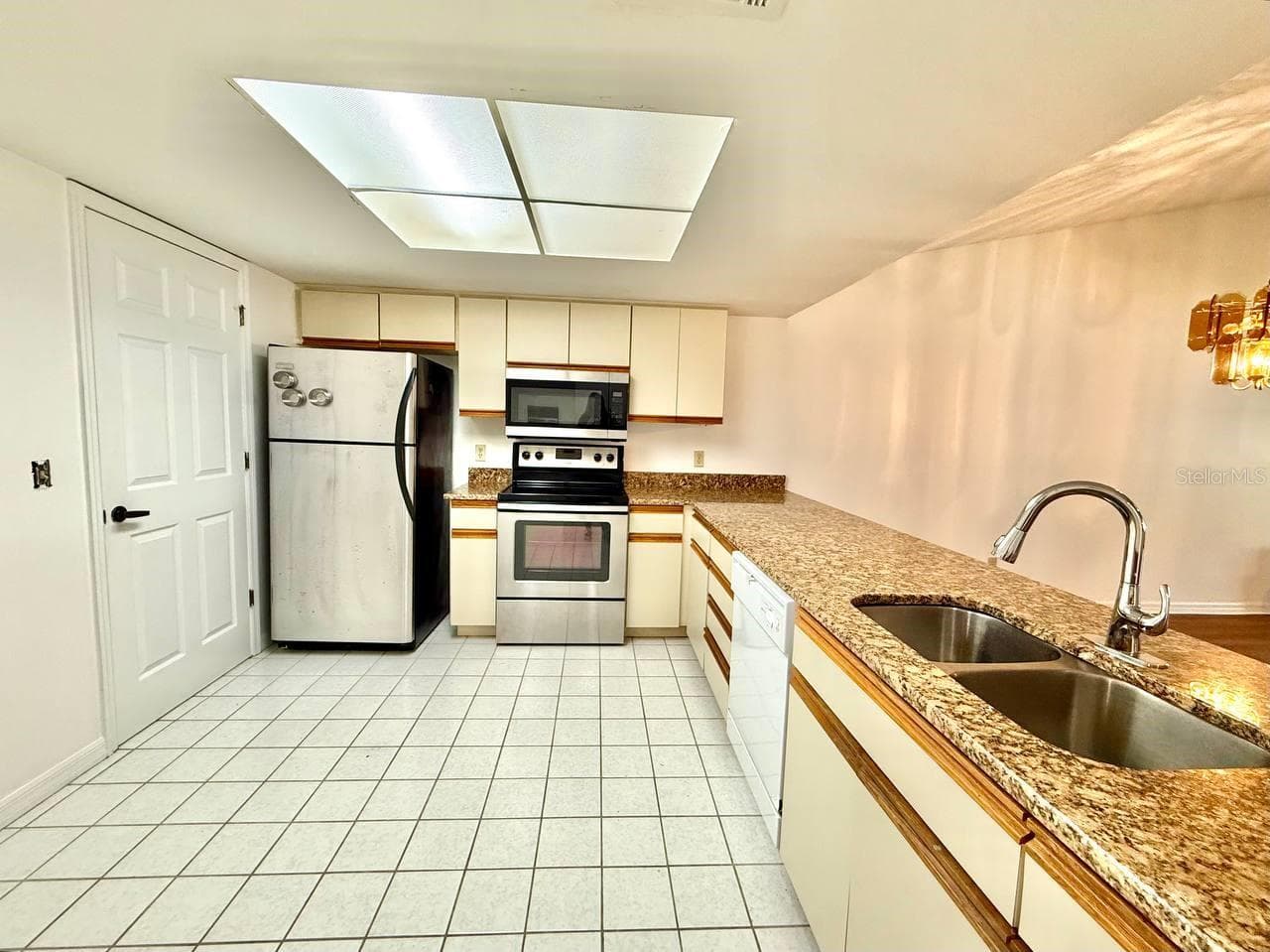 Villa at 18308 AINTREE CT, TAMPA, photo 5 of 13