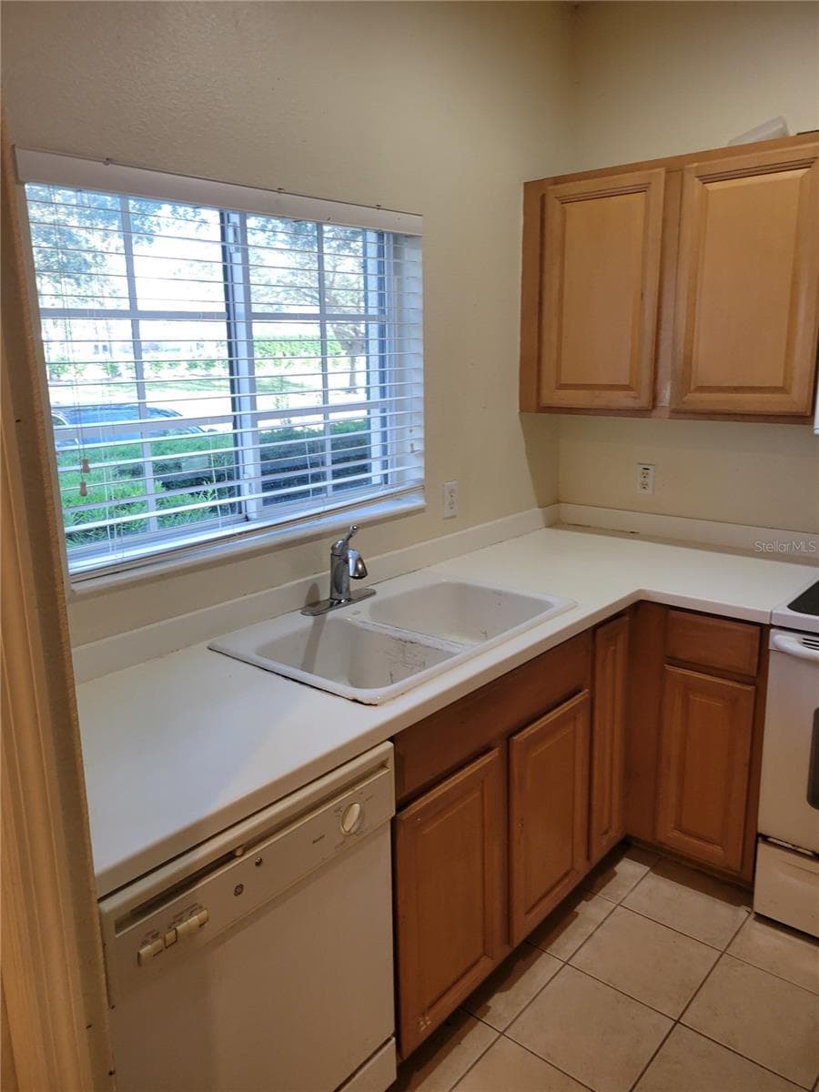 Townhouse at 335 CAPE HARBOUR LOOP #105, BRADENTON, photo 5 of 30
