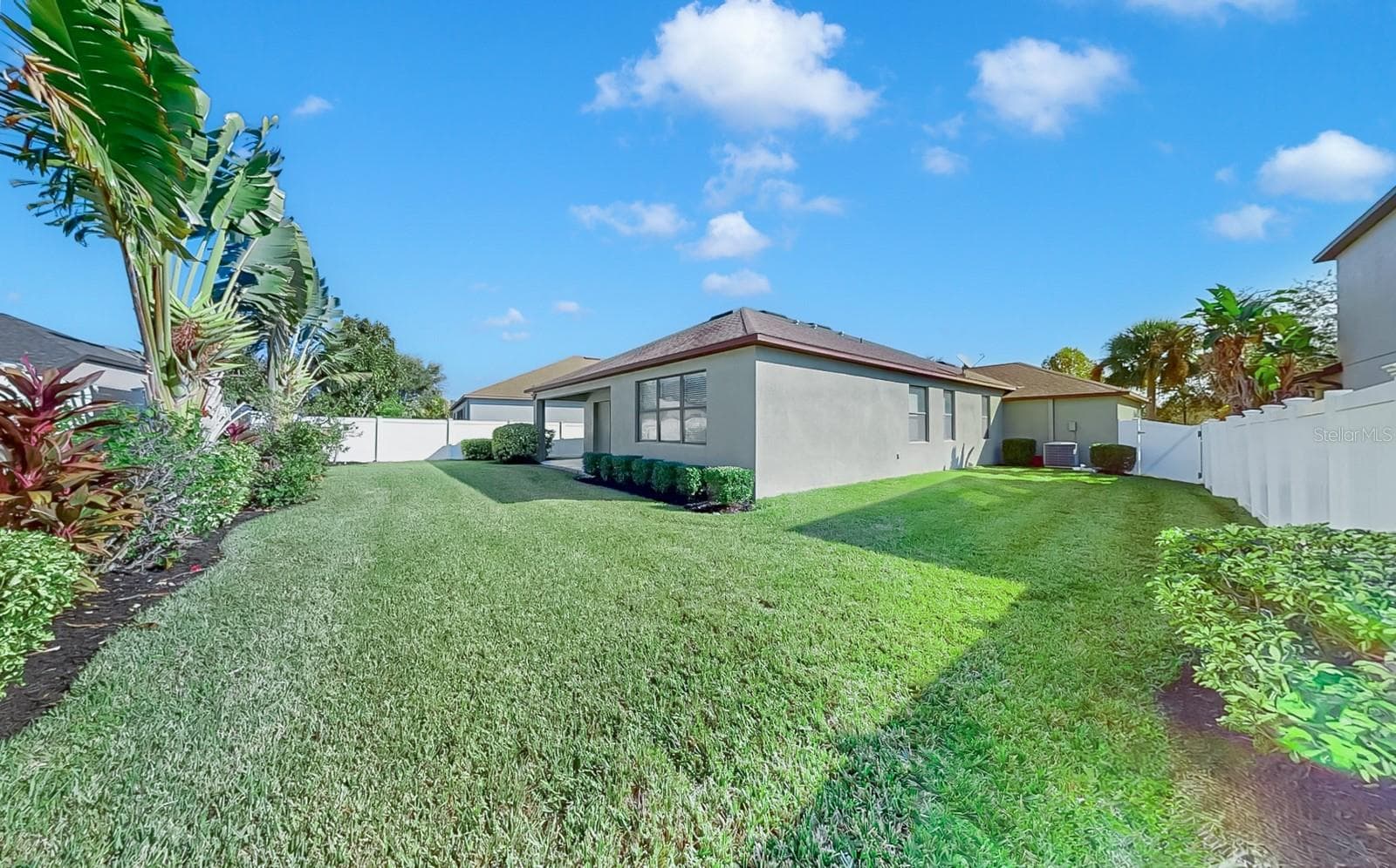 Right side/rear of home & backyard - 7109 SPINDLE TREE LN, RIVERVIEW