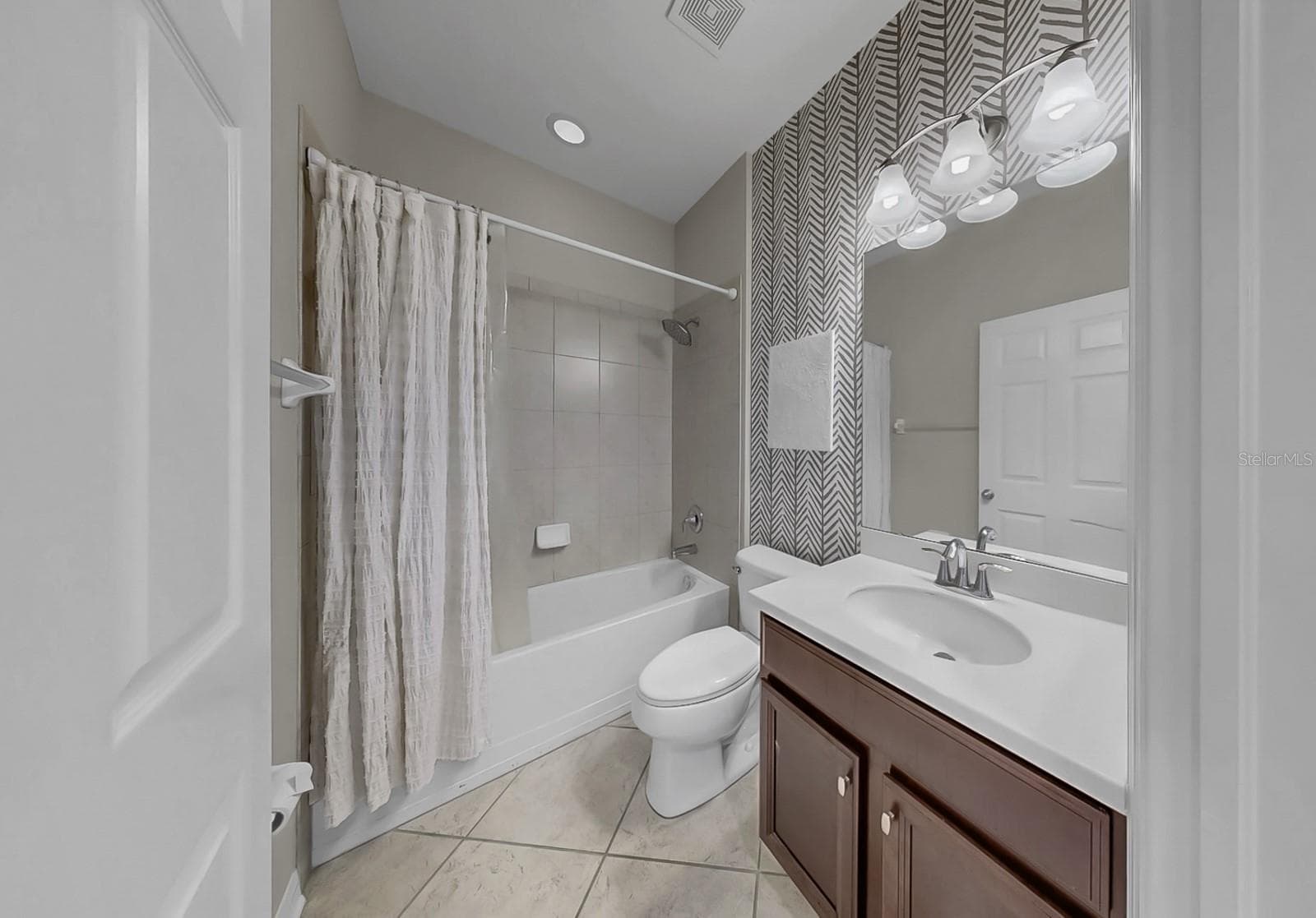 Hall Bath - 7109 SPINDLE TREE LN, RIVERVIEW
