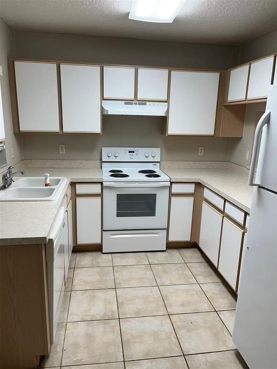 Townhouse at 2030 FLUORSHIRE DR, BRANDON, photo 4 of 13
