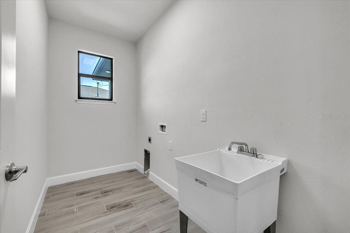 Laundry Room - 459 NE 2ND PL, CAPE CORAL