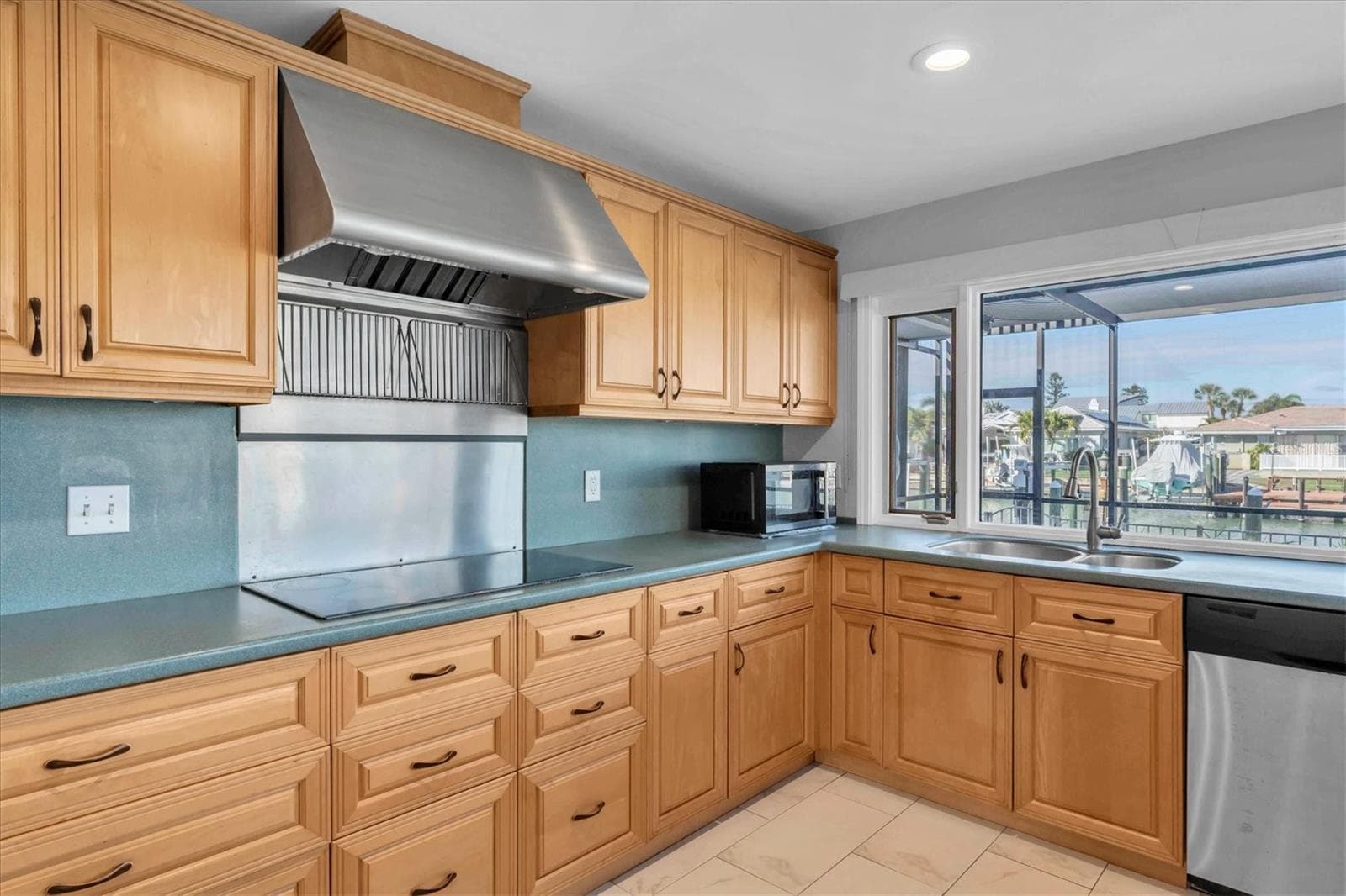 Kitchen - 4935 62ND AVE S, ST PETERSBURG