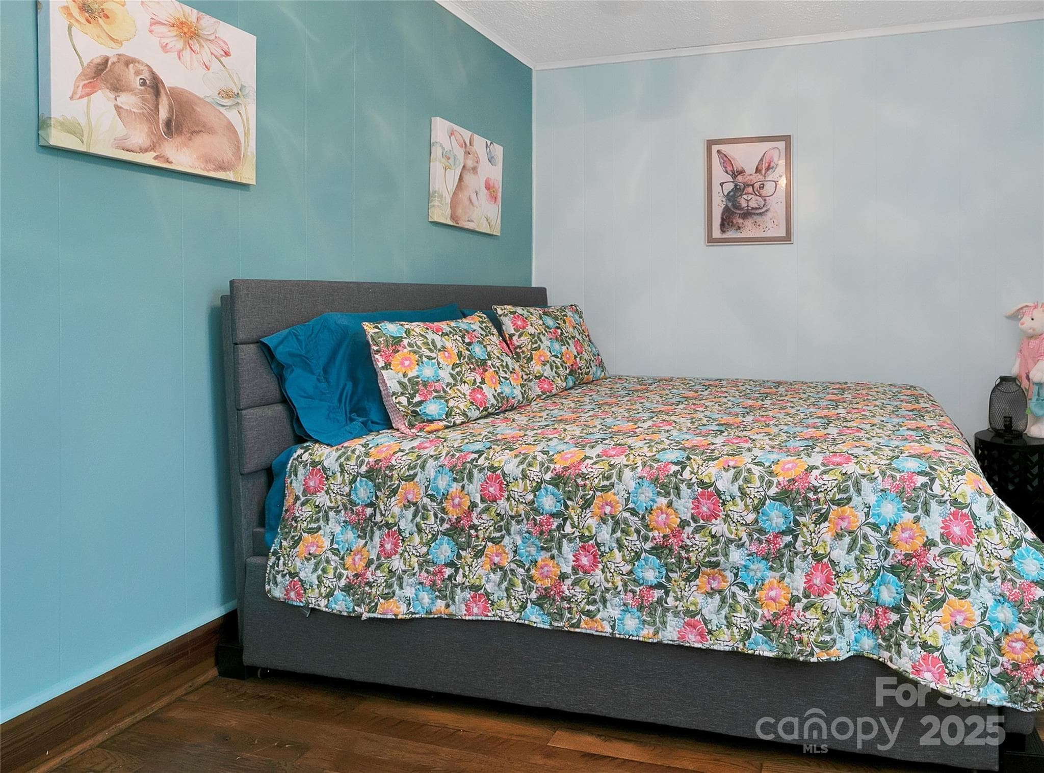 The middle bedroom is alive with bunny rabbits in every corner! Queen size with pull out trundle bed allows for three to sleep comfortably! - 626 Fairview Loop, Hot Springs