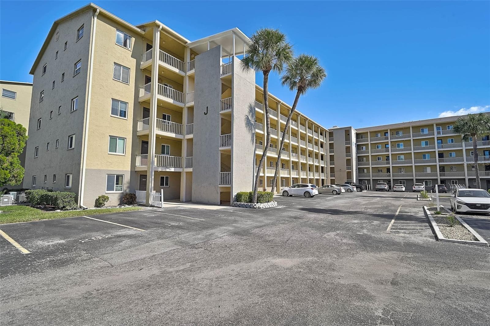 3585 LAKE BAYSHORE DR #J-301