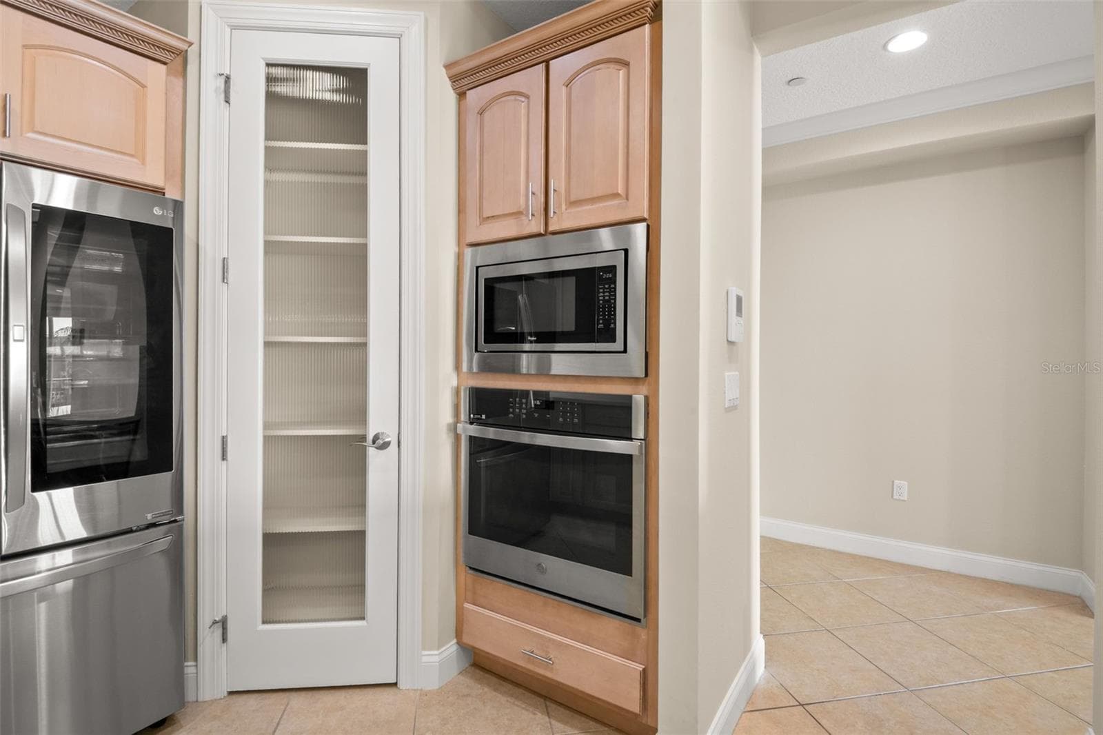 Beautiful appliances in the Kitchen and just-the-right-size pantry closet. - 8 ACADEMY WAY S #123, ST PETERSBURG
