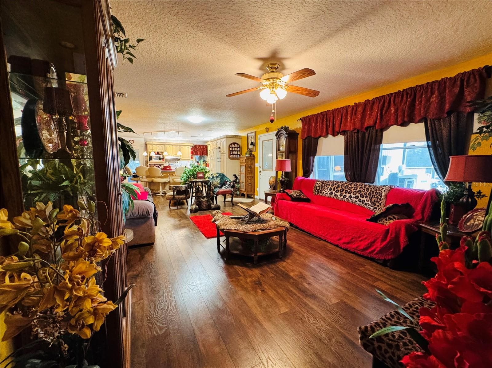 Living room open to kitchen - 17725 POWERLINE RD, DADE CITY