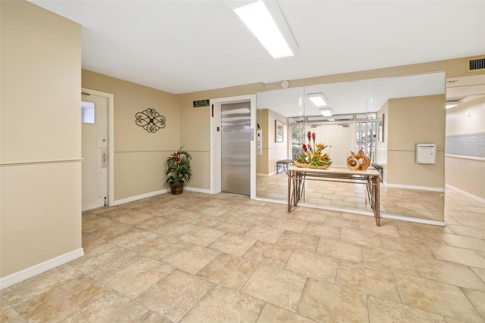 Condominium at 7461 W COUNTRY CLUB DR #404, SARASOTA, photo 4 of 48