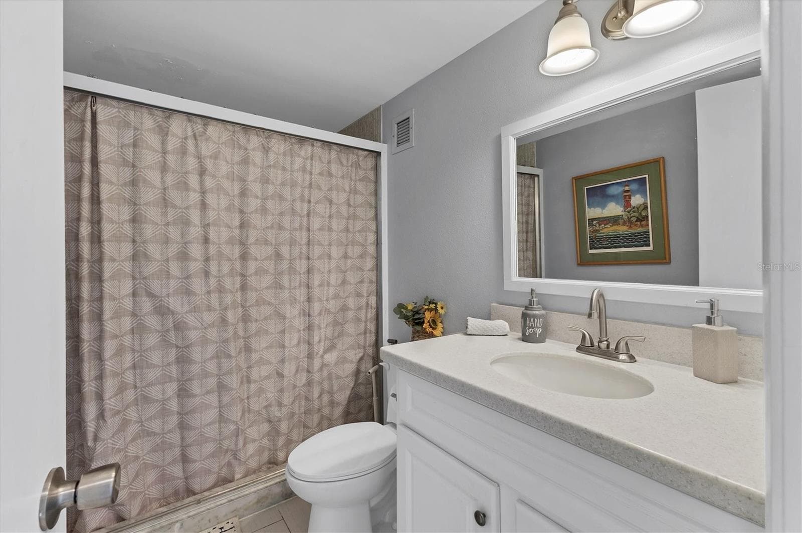 Guest bathroom - 101 S GULFSTREAM AVE #15E, SARASOTA
