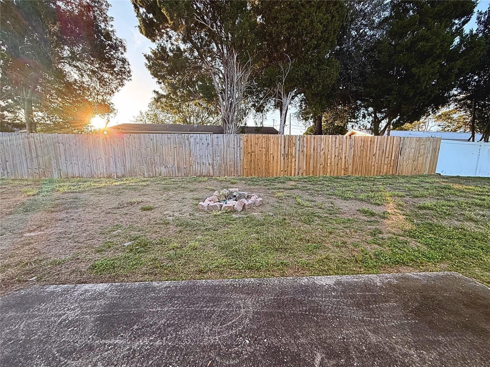 Backyard with Firepit - 926 EVERETT ST, LAKE ALFRED
