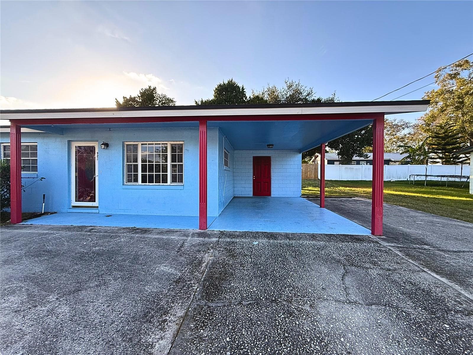 Ample parking space: driveway + covered carport - 926 EVERETT ST, LAKE ALFRED