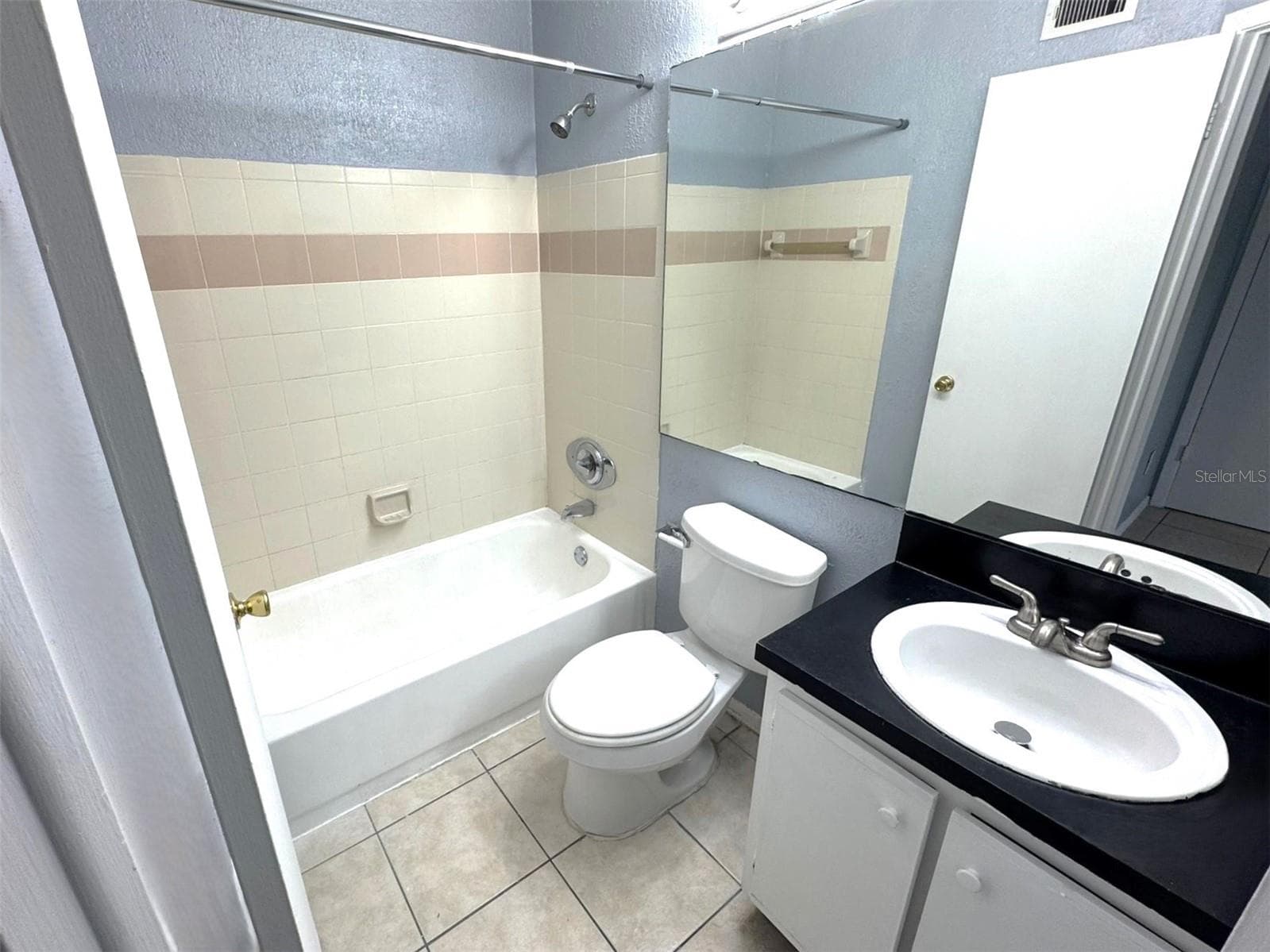 Condominium at 1924 LAKE ATRIUMS CIR #56, ORLANDO, photo 11 of 20