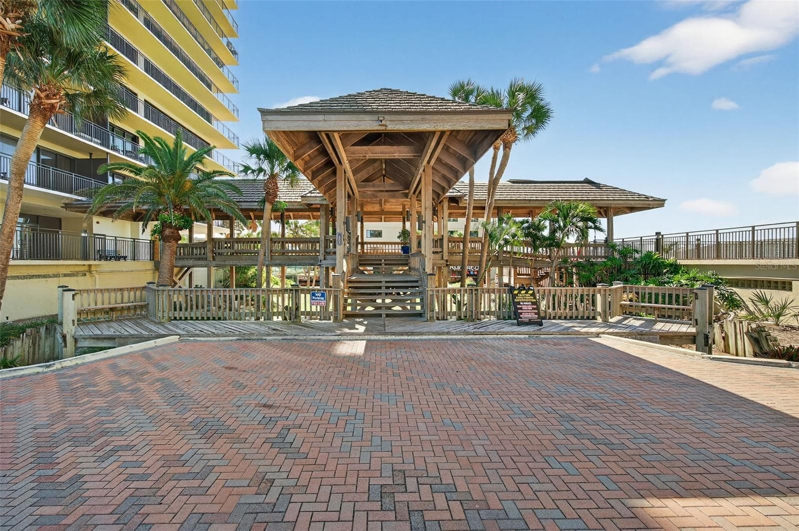 Resort-like building entrance - 7600 BAYSHORE DR #902, TREASURE ISLAND