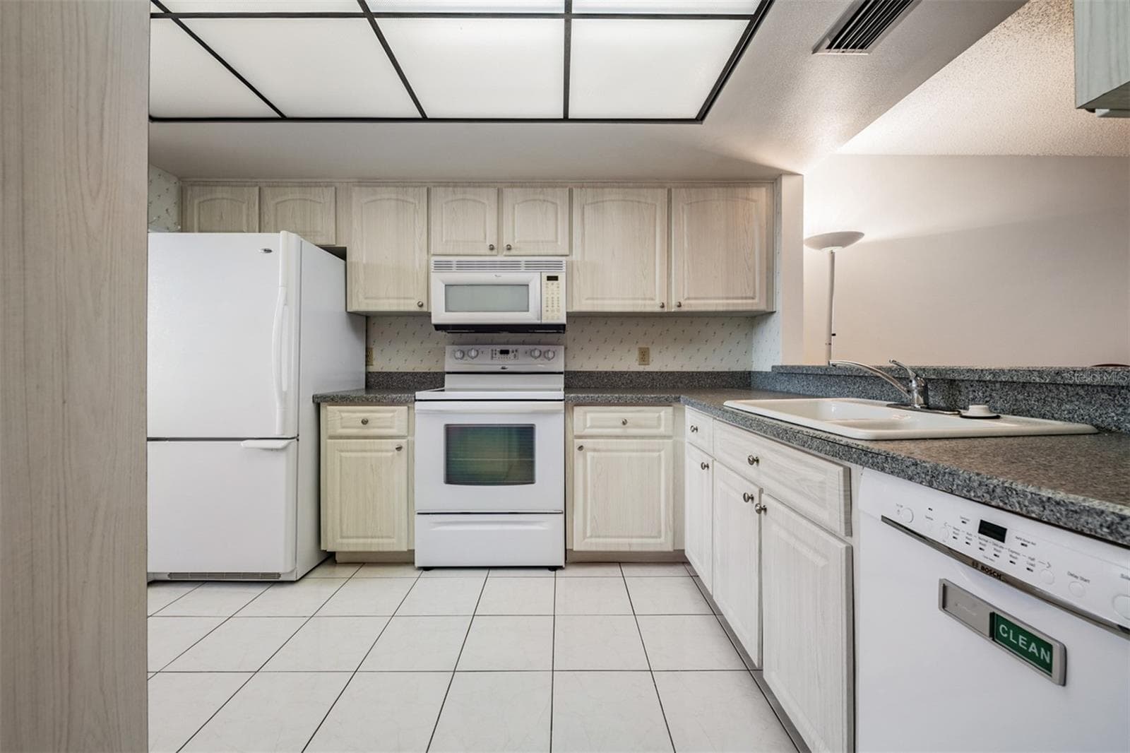 Spacious kitchen - 11590 SHIPWATCH DR #347, LARGO