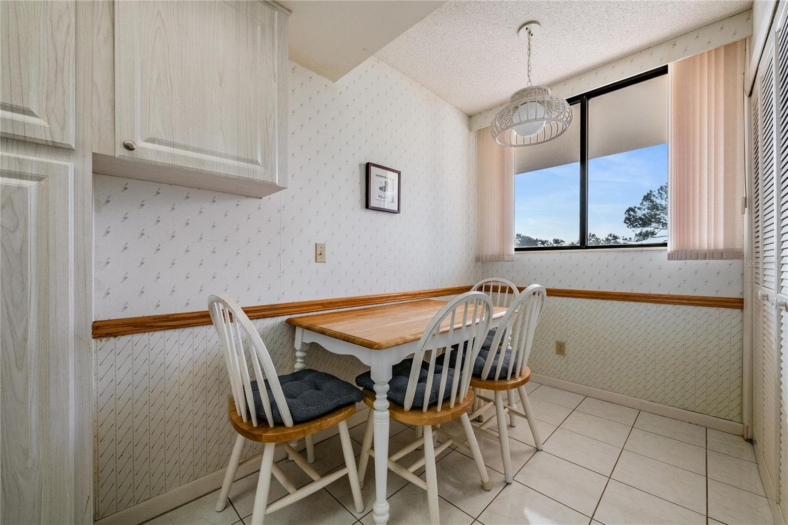 Eat in area - 11590 SHIPWATCH DR #347, LARGO