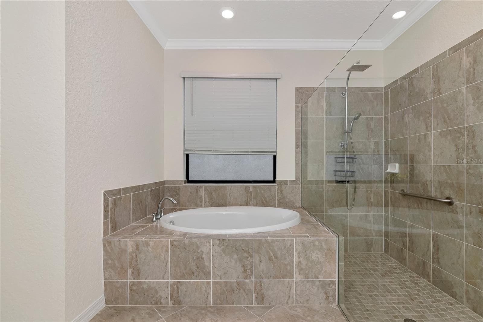 garden tub - 10202 MARBELLA DR, BRADENTON