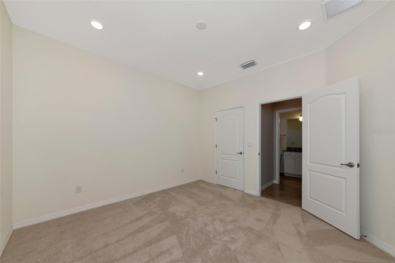 guest room 1 - 10202 MARBELLA DR, BRADENTON