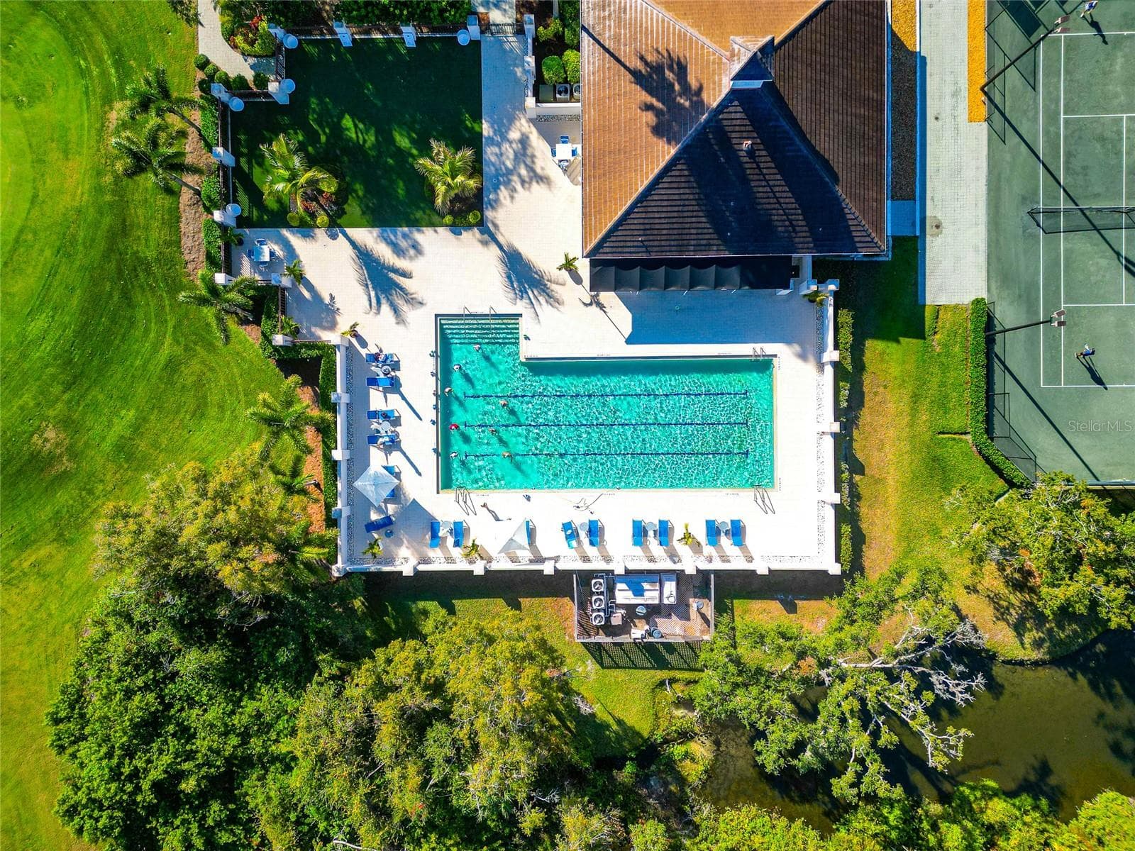 community pool - 10202 MARBELLA DR, BRADENTON
