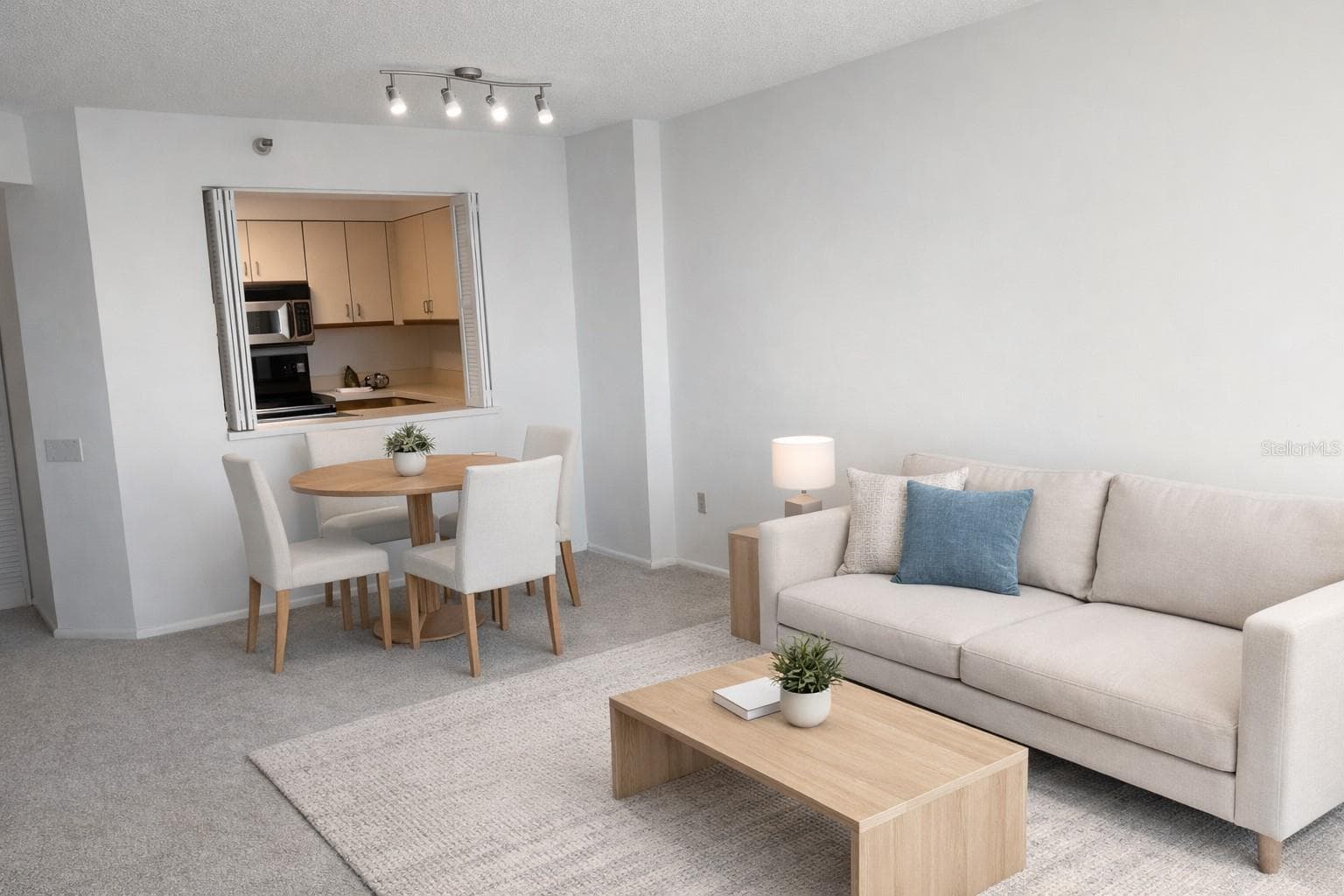 Generous Great Room - 2333 FEATHER SOUND DR #B304, CLEARWATER