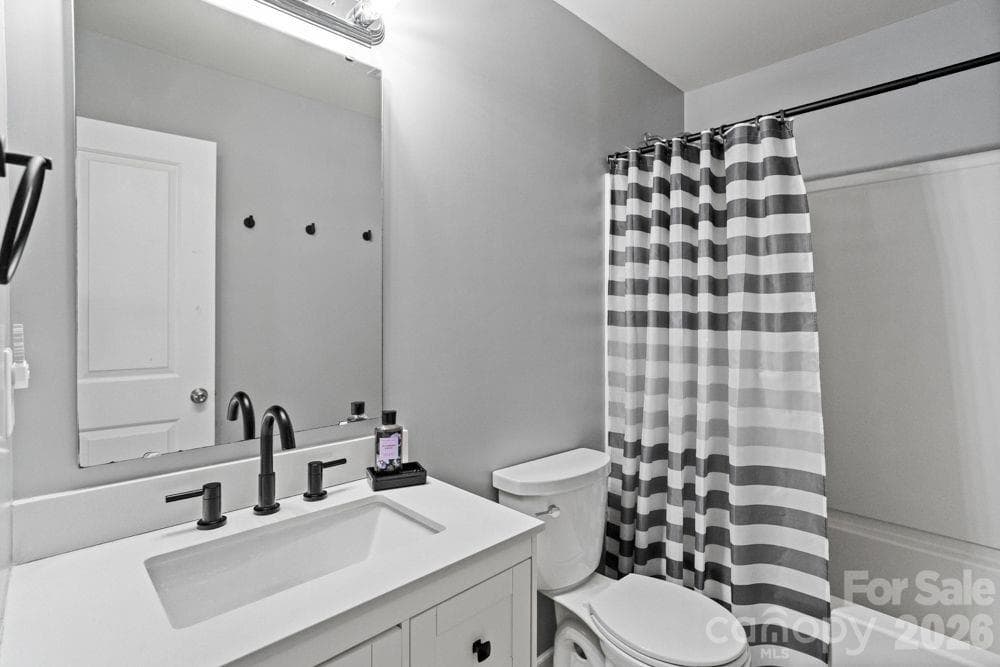 full bath - 3825 Quay Court, Gastonia