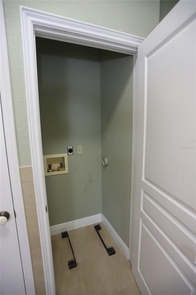 272-B Washer/dryer closet - 272 ORANGE ST #A-B, PALM HARBOR