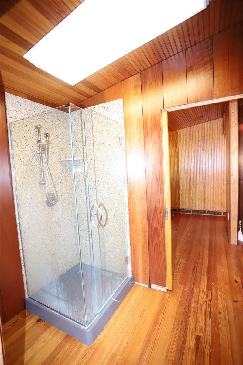 272-A 1st floor shower - 272 ORANGE ST #A-B, PALM HARBOR