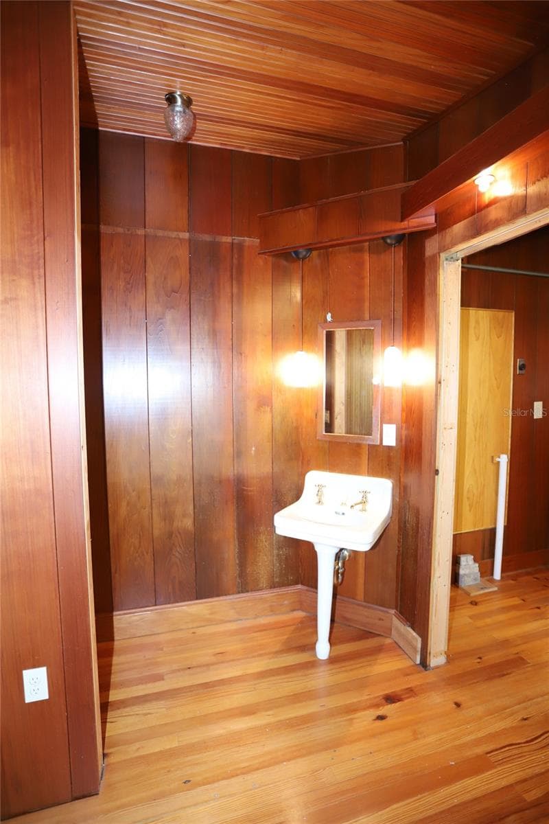 272-A 1st flr bath - 272 ORANGE ST #A-B, PALM HARBOR