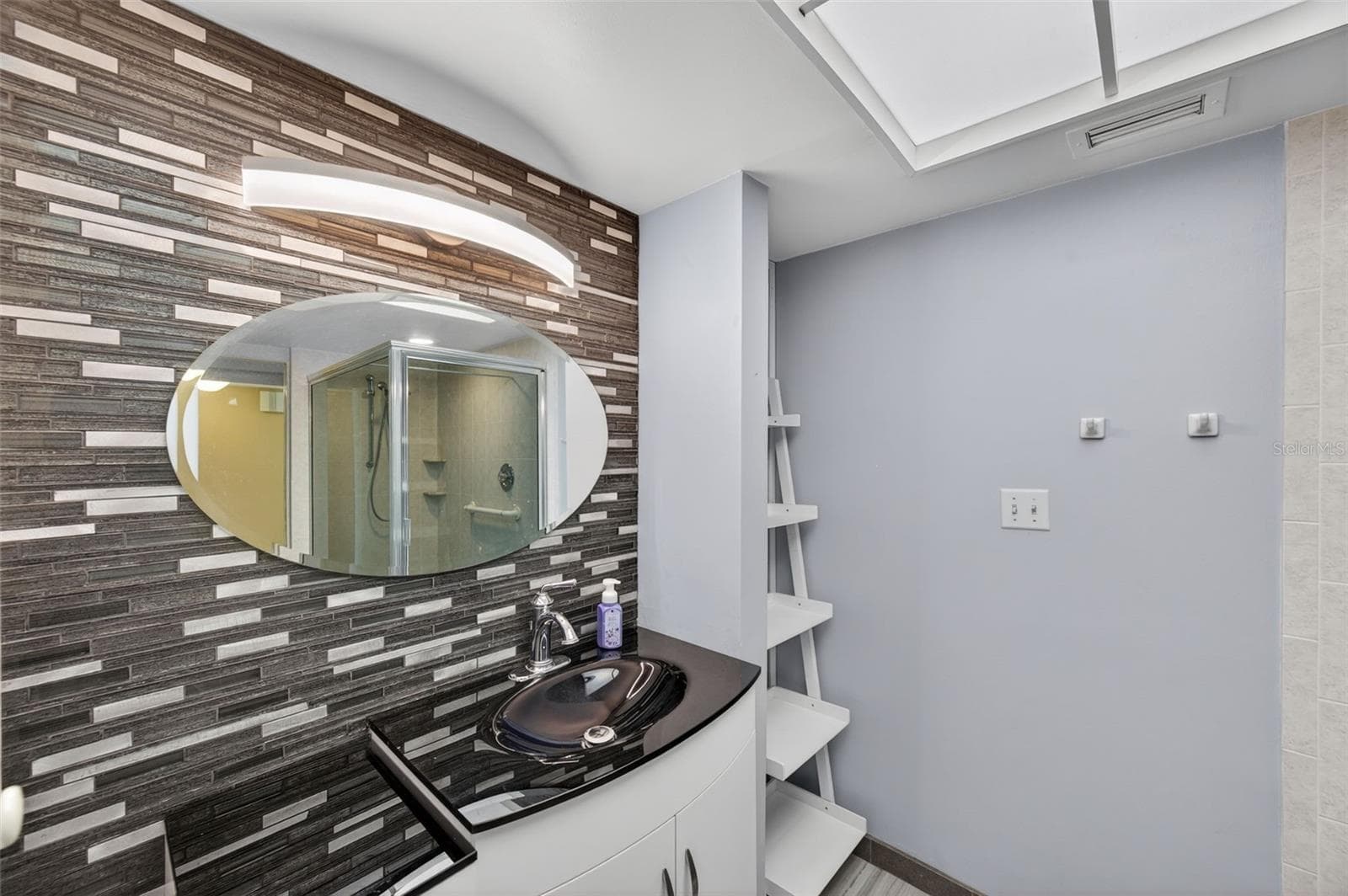 Primary En-suite Bathroom - 131 BLUFF VIEW DR #403, BELLEAIR BLUFFS