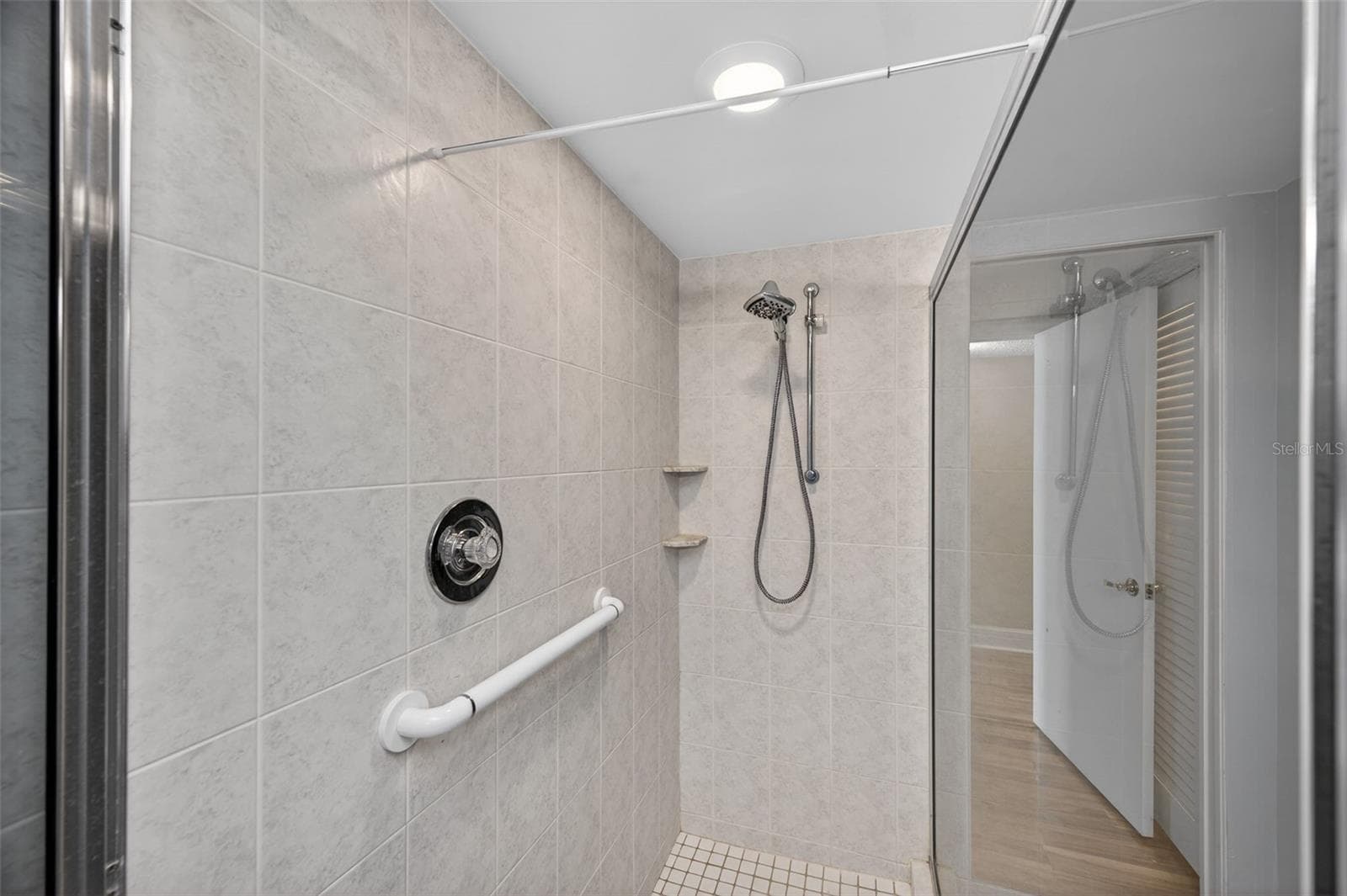 Huge shower in primary bathroom - 131 BLUFF VIEW DR #403, BELLEAIR BLUFFS