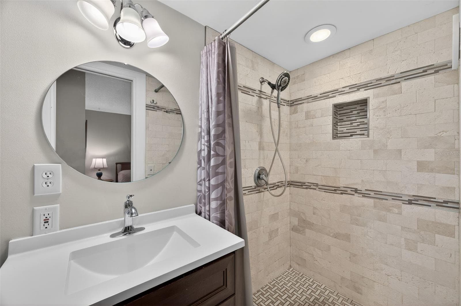 Bedroom 2 en-suite bathroom with walk in shower - 131 BLUFF VIEW DR #403, BELLEAIR BLUFFS