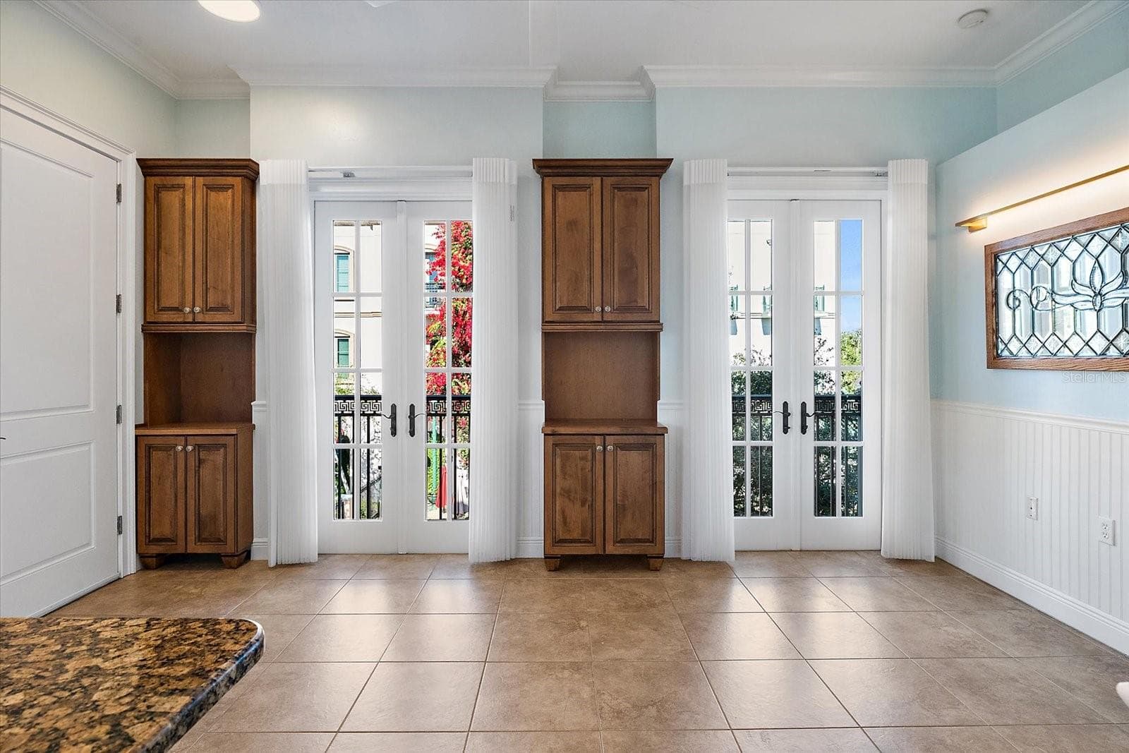 Dining area adjacent to kitchen and living room - 445 N ORANGE AVE #210, SARASOTA