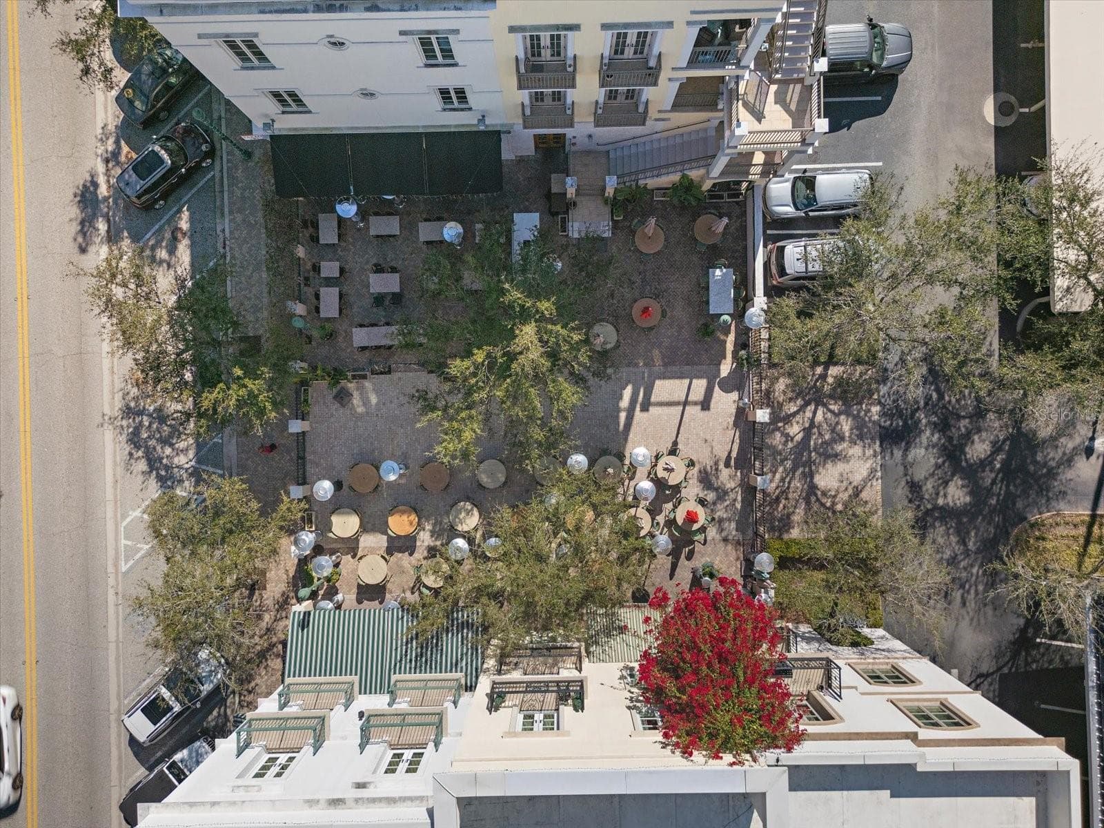 Aerial view of Citrus Square courtyard & restaurant dinning - 445 N ORANGE AVE #210, SARASOTA