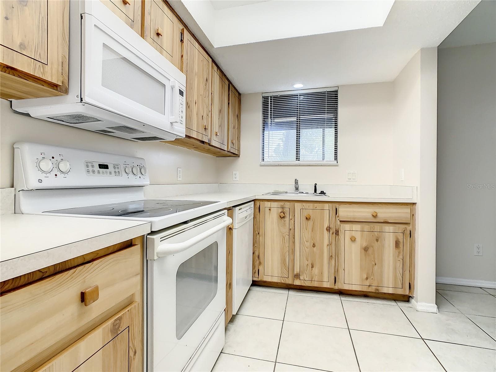 Townhouse at 232 N RIDGEWOOD AVE #G41, EDGEWATER, photo 6 of 24