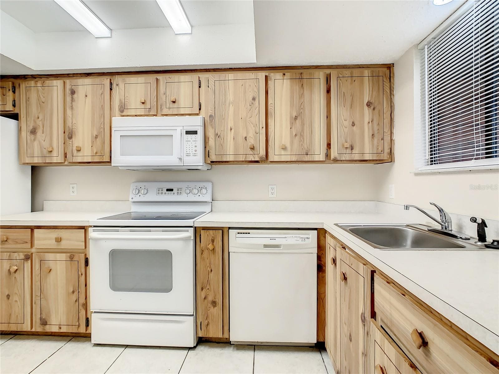 Townhouse at 232 N RIDGEWOOD AVE #G41, EDGEWATER, photo 7 of 24