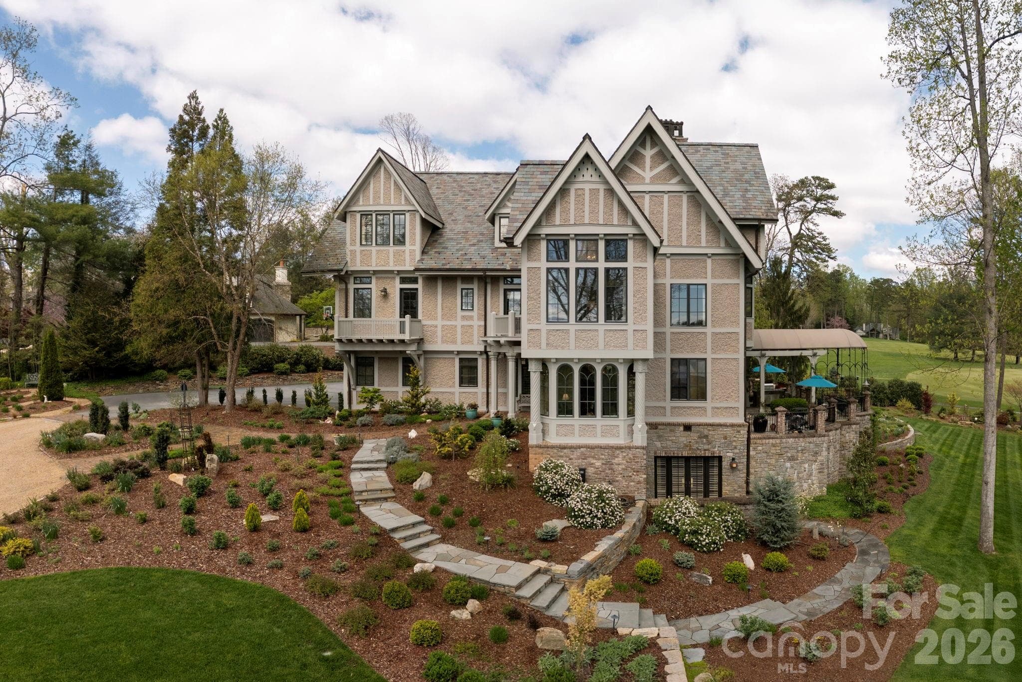 Estate home overlooking gardens and Biltmore Forest Country Club golf course - Asheville