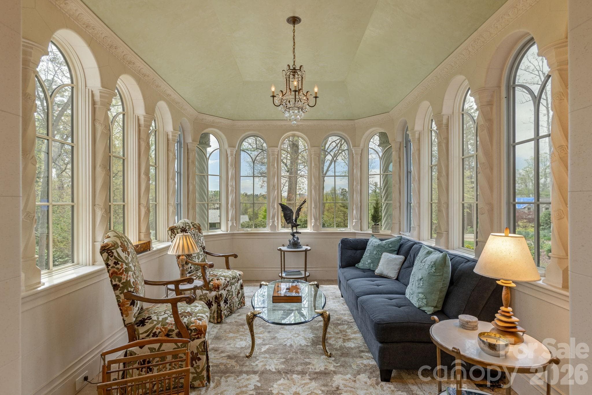 Light-filled Edwardian sunroom overlooking the grounds - Asheville