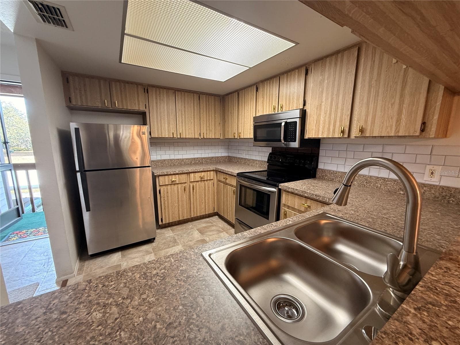 Large Breakfast bar with pass through - 12155 ENVIRONMENTAL DR #6, NEW PORT RICHEY