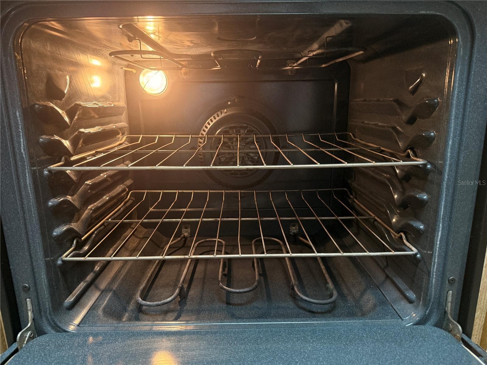 Even the inside of the oven is clean. - 12155 ENVIRONMENTAL DR #6, NEW PORT RICHEY