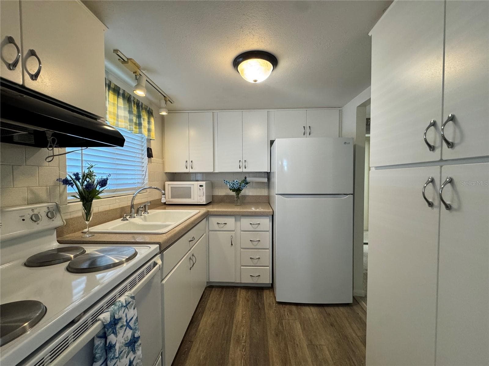 Condominium at 1826 SUNNY DR #D26, BRADENTON, photo 4 of 27