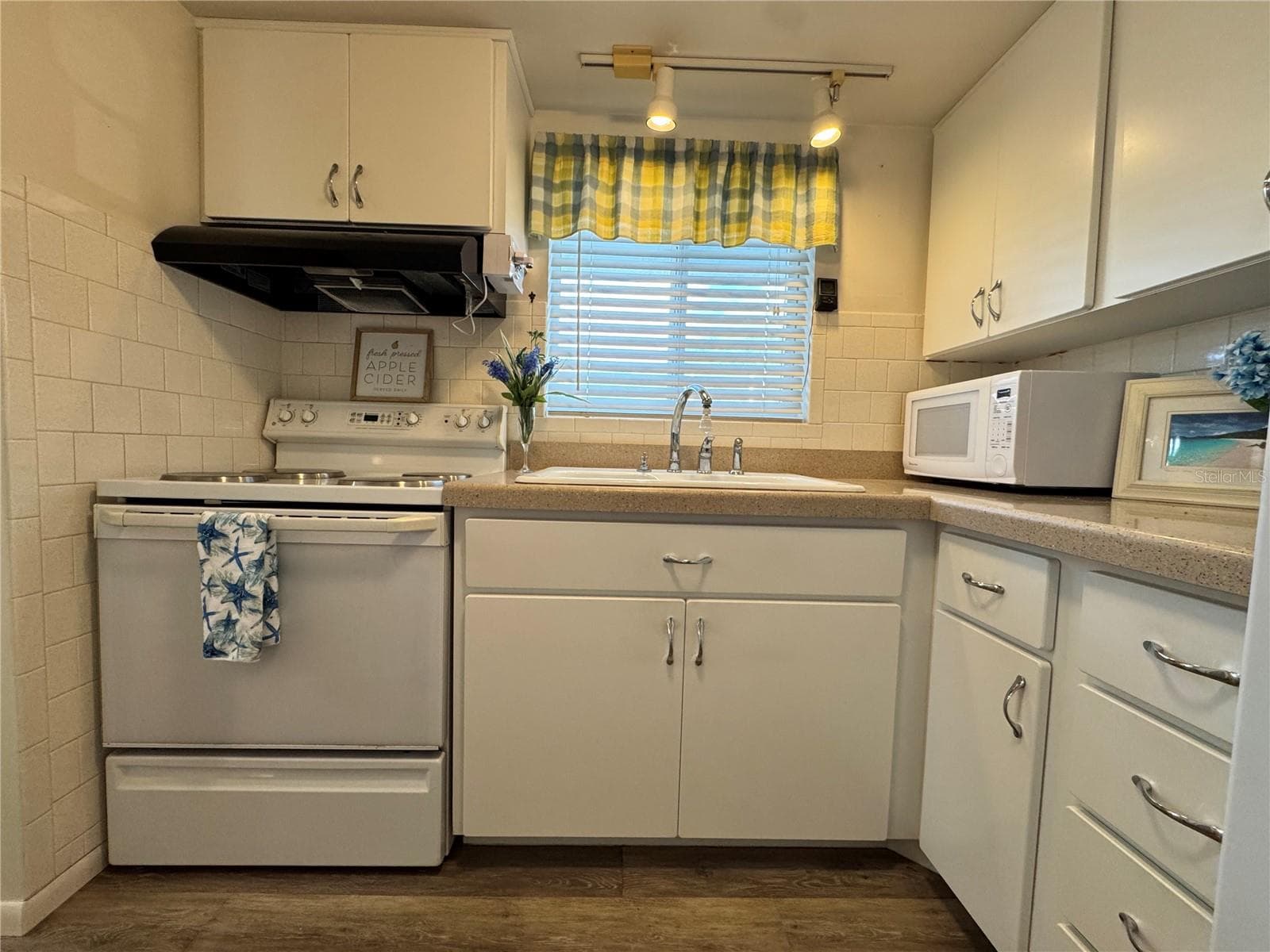 Condominium at 1826 SUNNY DR #D26, BRADENTON, photo 5 of 27