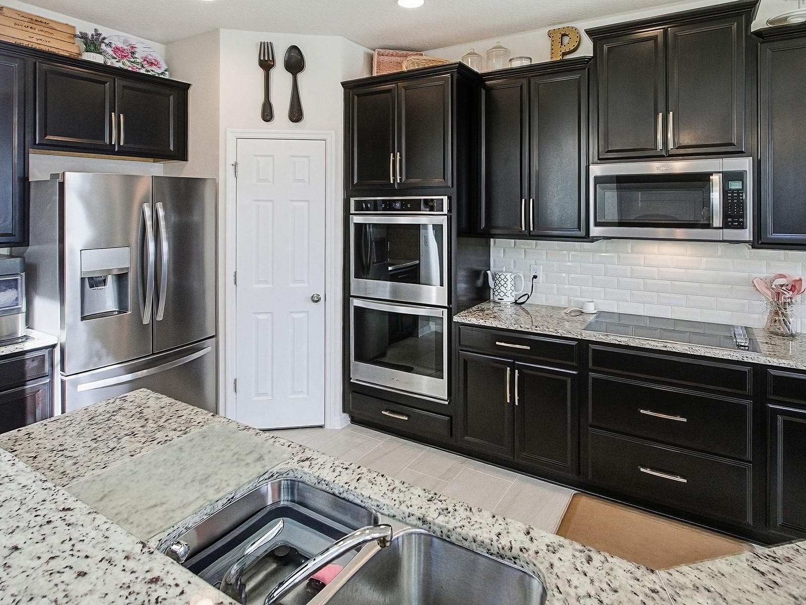 Elegant kitchen with professional-grade appliances and sleek cabinetry. - 417 BLUE CYPRESS DR, GROVELAND