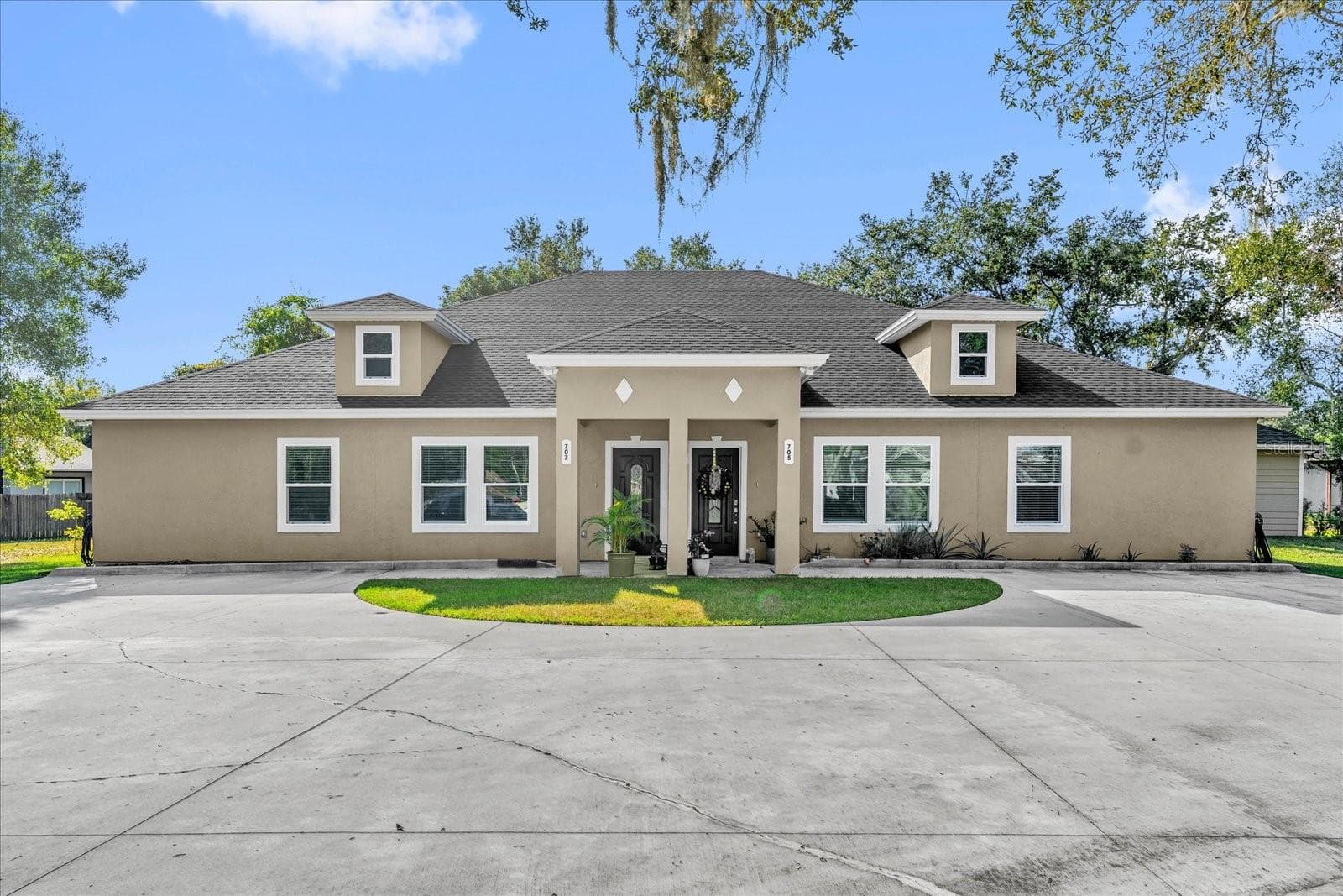 705 LENOX PL