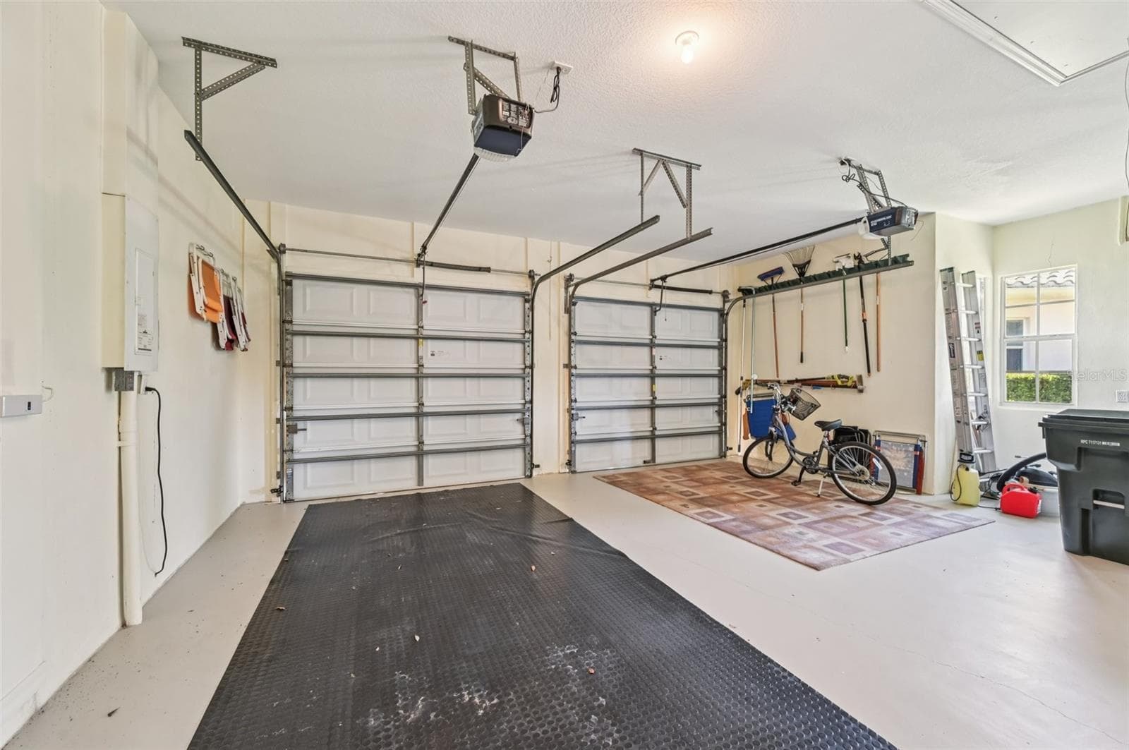 emmaculantly clean garage - 514 SUMMERFIELD WAY, VENICE