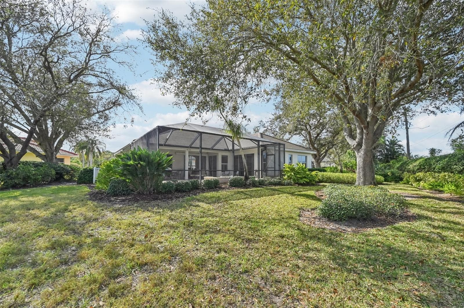 Large PRIVATE backyard - 514 SUMMERFIELD WAY, VENICE